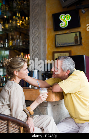 Paar in einer bar Stockfoto