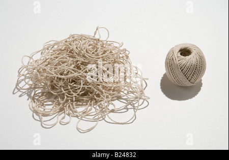 Ball und Hügel der Schnur Stockfoto