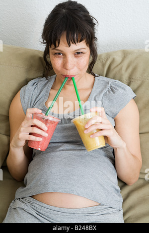 Schwangere Frau trinken smoothies Stockfoto