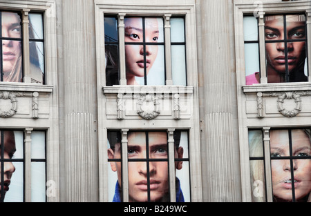 Riesige Bilder von Gesichtern in United Colors of Benetton-Kaufhaus in der Londoner Oxford Street Stockfoto