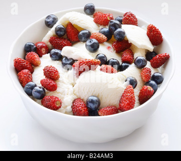 Iice Sahne Beeren Objekte auf weißem Hintergrund Stockfoto