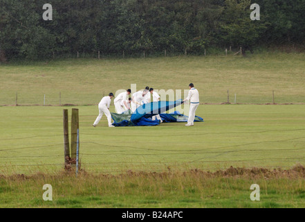 Dorf-Cricket-Spieler setzen auf deckt in Auto-Regen, Ragley Hall, Warwickshire, England, UK Stockfoto