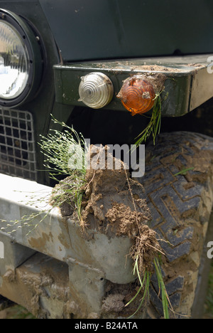 Schlamm auf eine Anfang der 1960er Jahre Land Rover Lightweight Serie 2a mit Scheinwerfern im Bereich Heizkörper, erteilte, Frankreich. Stockfoto