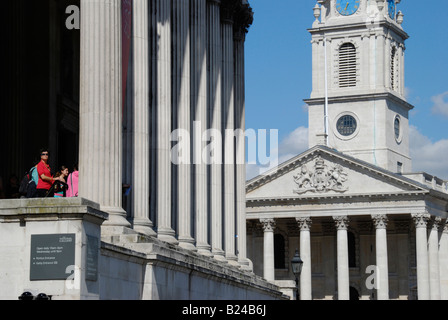 Vor kurzem restaurierte St. Martinsfest in der Feld-Kirche und der National Gallery in Trafalgar Square in London Stockfoto