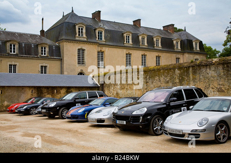 Porsche Autos reihen sich im Chateau La Groirie Country House in Trange, Frankreich. Stockfoto