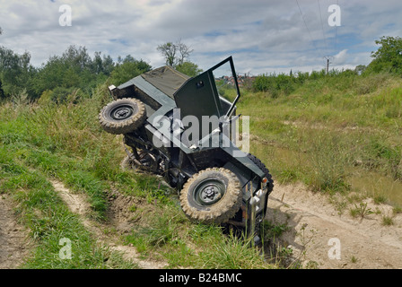 Land Rover Serie 2a leicht auf die Seite, nachdem es von der Strecke in einen Graben rutschte. Stockfoto