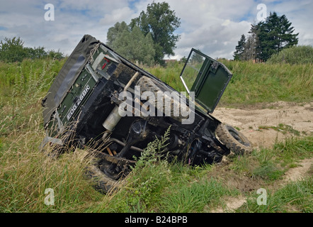 Land Rover Serie 2a leicht auf die Seite, nachdem es von der Strecke in einen Graben rutschte. Stockfoto