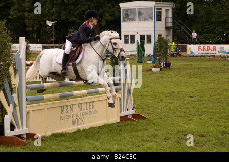 Junior Springreiter-Wettbewerb bei der Royal Highland Show Stockfoto