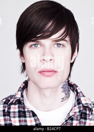 Junger Mann mit Tattoo am Hals Stockfoto