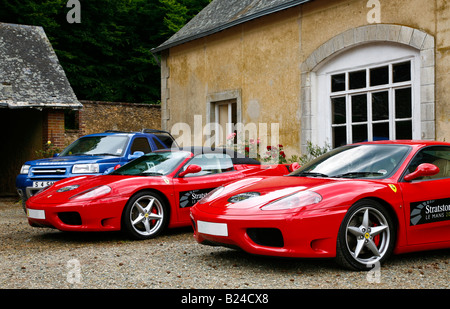 Ferrari Autos am Chateau La Groirie, Trange, Frankreich. Stockfoto