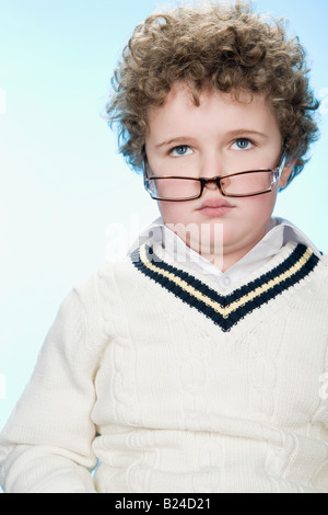 Bildnis eines Knaben tragen Brillen Stockfoto