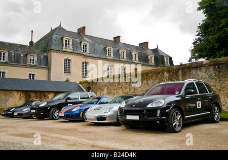 Porsche Autos reihen sich im Chateau La Groirie Country House in Trange, Frankreich. Stockfoto