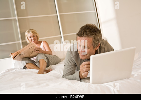 Paar erholsame auf Bett Stockfoto