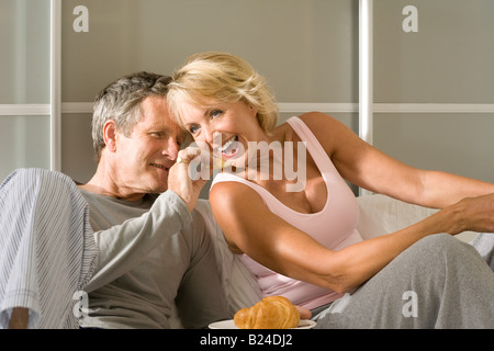 Paar Teilen croissant Stockfoto