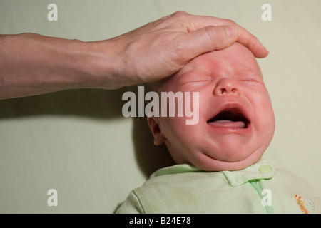 Person tröstlich schreiendes baby Stockfoto