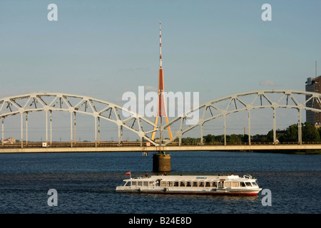 Riga Radio und TV Tower und Eisenbahn Brücke über Fluss Daugava in Riga Lettland Baltikum Stockfoto