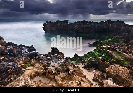 Zerklüfteten Kalkstein Küste mit einem Sturm, auf See und Regen fällt am Horizont. Bennion Strand, Perth, Western Australia, Australia Stockfoto