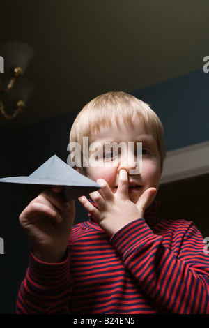 Junge mit Papierflieger Stockfoto