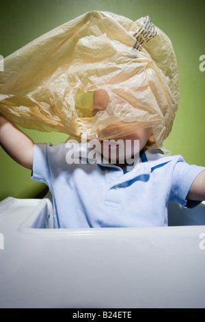 Baby in Gefahr mit Plastiktüte Stockfoto