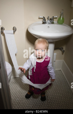 Kleines Mädchen mit WC-Papier Stockfoto