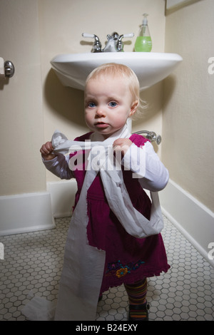 Kleines Mädchen mit WC-Papier Stockfoto