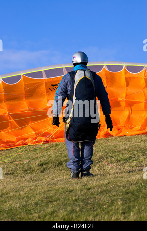 Gleitschirm abheben wird vorbereitet Stockfoto