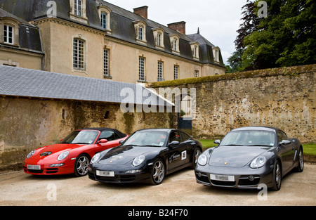 Porsche Autos reihen sich im Chateau La Groirie Country House in Trange, Frankreich. Stockfoto