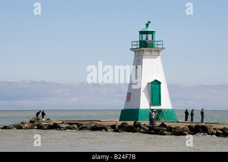 Leuchtturm mit Fischer.  Port Dalhousie, Ontario, Kanada Stockfoto