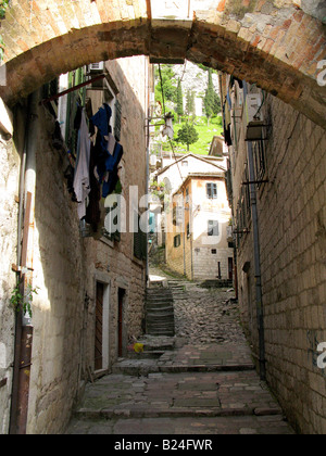 Torbogen in einer malerischen Seitenstraße in der Altstadt von Kotor. Montenegro, Balkan Stockfoto