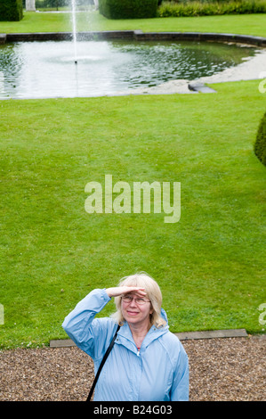 Frau, genießen Sie den Blick in den Gärten von Renishaw Hall in der Nähe von Derbyshire England UK Stockfoto