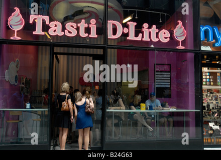 Kunden auf ein Eis Tasti D Lite speichern im Times Square in New York Stockfoto