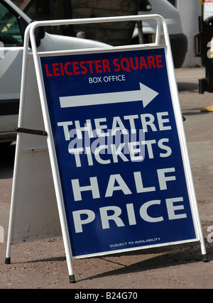 Box-Office-Zeichen am Leicester Square Theatertickets zum halben Preis verkaufen Stockfoto