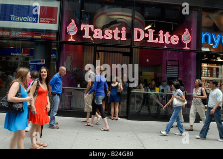 Kunden auf ein Eis Tasti D Lite speichern im Times Square in New York Stockfoto