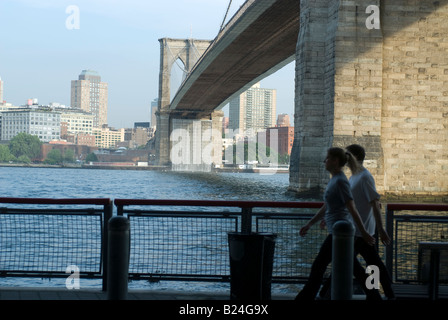 Wanderer auf dem East River Esplanade übergeben einer Olafur Eliasson s riesige Wasser-Installationen auf der Brooklyn Bridge in New York Stockfoto