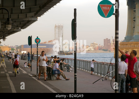 Die geschäftigen East River Esplanade südlich eines Olafur Eliasson s riesige Wasser-Installationen auf Pier 35 in New York Stockfoto