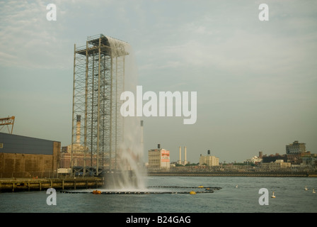 Eine Olafur Eliasson s riesige Wasser-Installationen auf Pier 35 am East River in New York Stockfoto