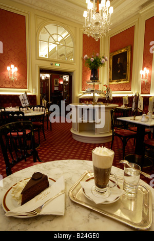 Original Sacher-Torte-Torte mit geschlagener Sahne und heiße Einspanner schwarzen Kaffee. Elisabeth Salon Hotel Sacher Wien Österreich Stockfoto