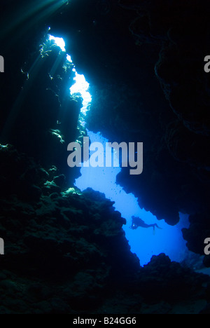 Silhouette von Scubadiver in den Riss. Stockfoto