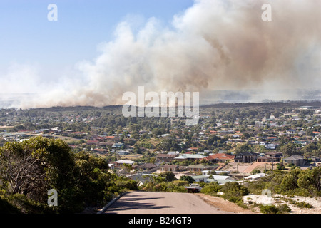 Ein Feuer wütet in Buschland neben Häuser in der Stadt von Esperance in Western Australia. Stockfoto