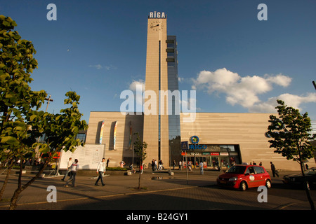 Uhrturm am Rigas Hauptbahnhof Riga Lettland Baltikum Stockfoto