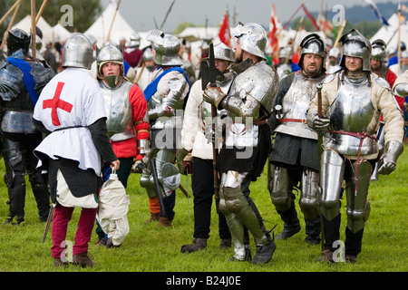 Mittelalterliche Rüstungen wie die Nachstellung der Schlacht von Tewkesbury 1471 in die Kriege der Rosen Stockfoto