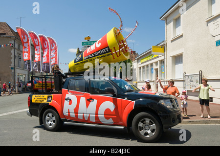 2008 Tour de France-Wohnwagen - Nissan-Fahrzeug gesponsert vom Radiosender "RMC", Frankreich. Stockfoto