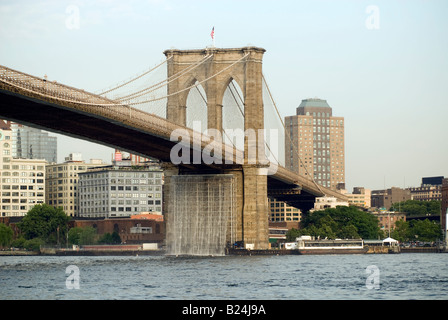 Eine Olafur Eliasson s riesige Wasser-Installationen auf der Brooklyn Bridge in New York Stockfoto