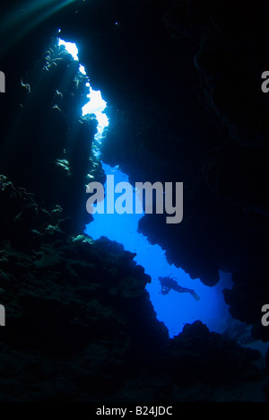 Silhouette von Scubadiver in den Riss. Stockfoto