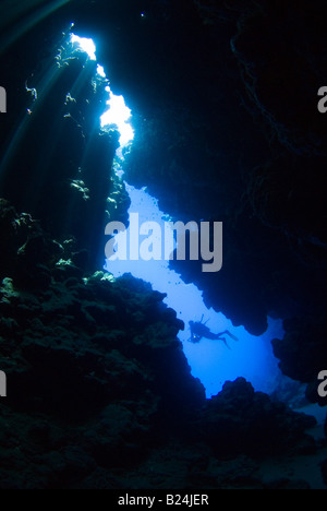 Silhouette von Scubadiver in den Riss. Stockfoto