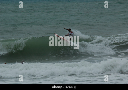 Surfer am Kalim Beach, nördlich von Patong Beach, Phuket, thailand Stockfoto