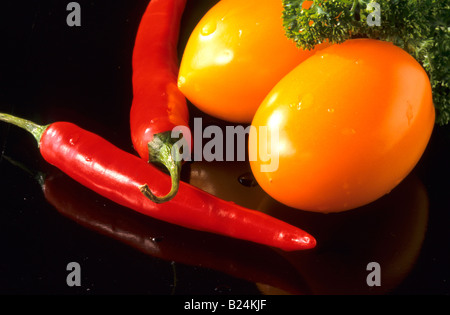 GESUNDES ESSEN GELBE TOMATE CHILI PAPRIKA PETERSILIE Stockfoto