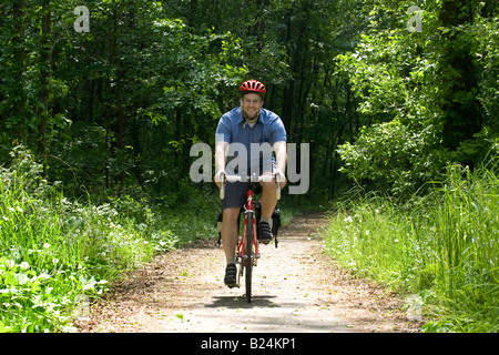 Männliche Radfahrer fährt auf Feldweg in Michigan, U.S.A. Stockfoto