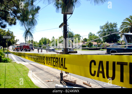 Strommast zerstört, nachdem ein SUV durch es abgestürzt Stockfoto