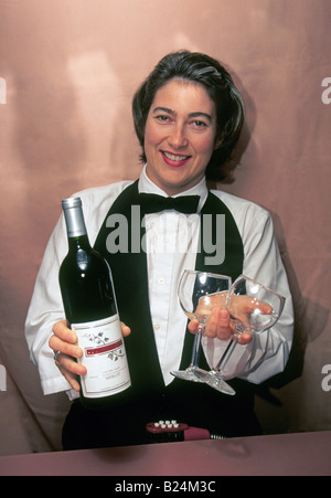 Porträt von einem Barkeeper mit einer Flasche Wein für Kunden in einem Restaurant in den Vereinigten Staaten Stockfoto